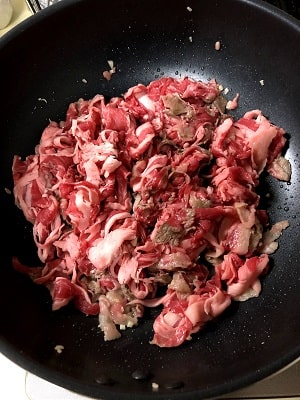 もう一度、フライパンに油(大さじ1)をしき、にんにく、牛肉 を順に炒める。