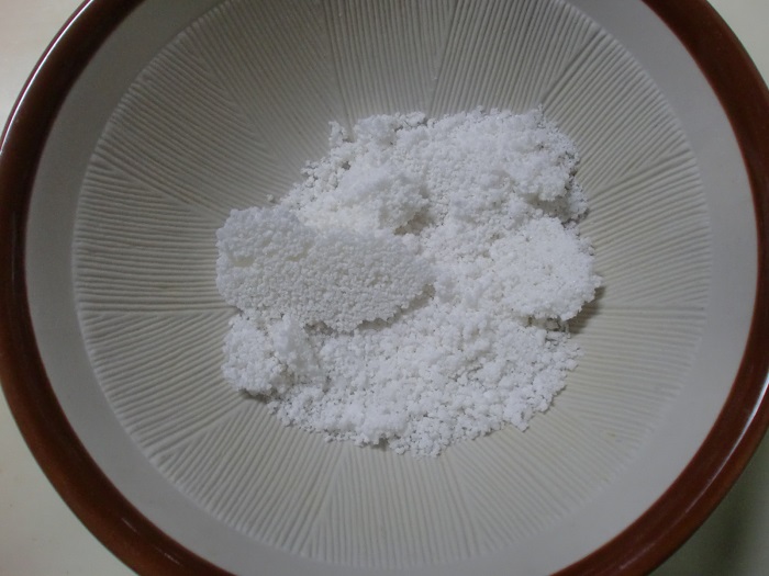 2.ここで塩がパラパラに出来ていればすり鉢に入れます。