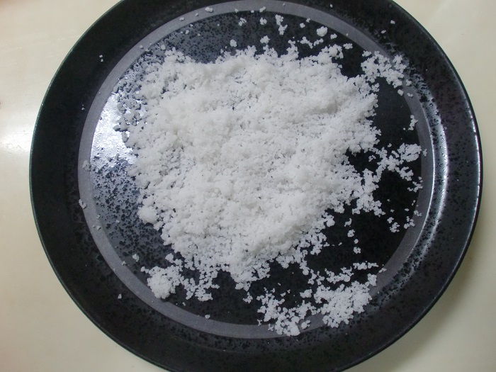 1.塩を適当にお皿に入れて、平たく塩を広げてラップなしでレンジで1分ほど加熱します。