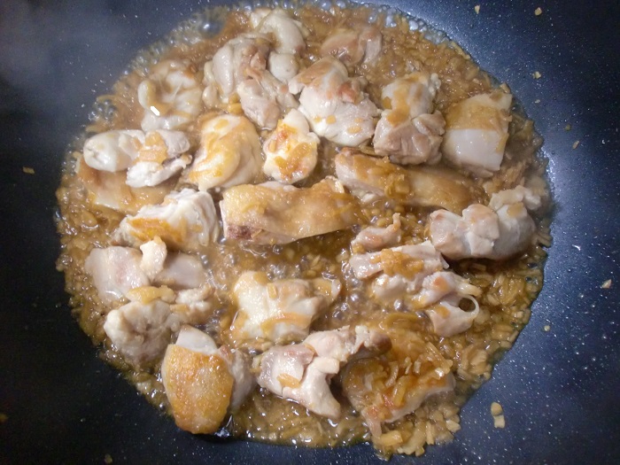 フライパンで鶏肉を炒め、ミツカン カップクック「鶏てりやきのたれ」を入れる