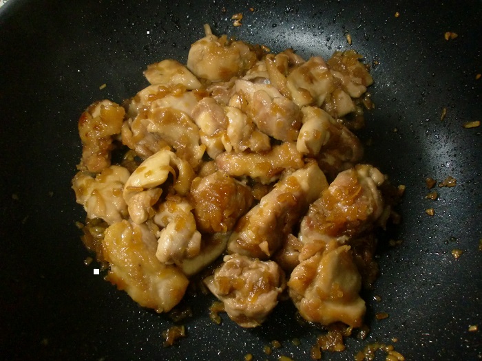 炒めた鶏肉とミツカン カップクック「鶏てりやきのたれ」を煮詰めます