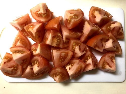 トマトを一口サイズにカットする。
