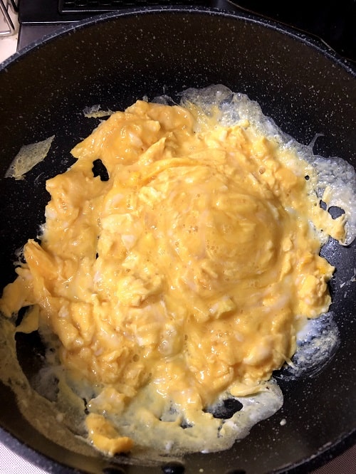 フライパンにごま油(大さじ1)を入れて、ほぐした卵を炒め皿に移しておく。