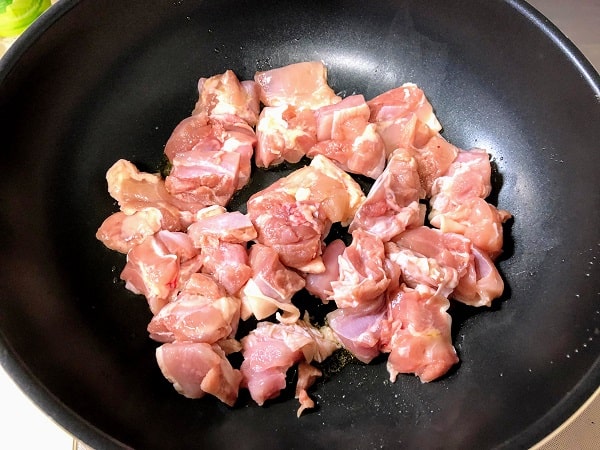フライパンにごま油を入れ、鶏肉を入れて炒めます。